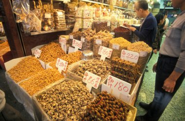 Hong Kong 'un başkenti Hong Kong' da bir pazar caddesinde kuru balık ve karides dükkanı. Çin, Hong Kong, Mayıs 1997