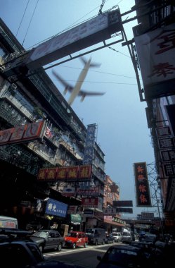 Hong Kong 'daki eski Hong Kong Havaalanı Kai Tak' a giden bir uçak var. Çin, Hong Kong, Mayıs 1997