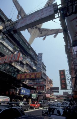 Hong Kong 'daki eski Hong Kong Havaalanı Kai Tak' a giden bir uçak var. Çin, Hong Kong, Mayıs 1997