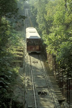 Victoria Limanı manzaralı Peak Tram İstasyonu 'na giden bir tramvay ve Hongkong' daki Victoria Tepesi perspektifinden Central Hong Kong 'a giden bir tramvay. Çin, Hong Kong, Mayıs 1997