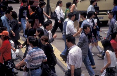 Hong Kong 'un Hong Kong şehrinin başkenti Hong Kong' da bir yolda insanlar var. Çin, Hong Kong, Mayıs 1999