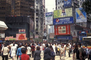 Hong Kong 'un Hong Kong şehrinin başkenti Hong Kong' da bir yolda insanlar var. Çin, Hong Kong, Mayıs 1999