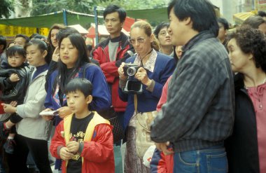 Hong Kong 'un Hong Kong şehrinin başkenti Hong Kong' da bir yolda insanlar var. Çin, Hong Kong, Mayıs 1999