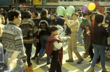 Hong Kong 'un Hong Kong şehrinin başkenti Hong Kong' da bir yolda insanlar var. Çin, Hong Kong, Mayıs 1999