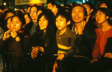 Hong Kong 'un Hong Kong şehrinin başkenti Hong Kong' da bir yolda insanlar var. Çin, Hong Kong, Mayıs 1999