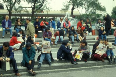 Filipinli çalışan ve göçmen kadınlar, Hong Kong 'un Hong Kong şehrinde kapalı bir yolda Pazar günü buluşuyorlar. Çin, Hong Kong, Ekim 1996