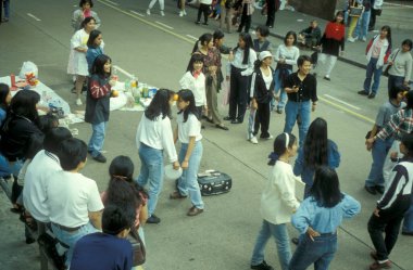 Filipinli çalışan ve göçmen kadınlar, Hong Kong 'un Hong Kong şehrinde kapalı bir yolda Pazar günü buluşuyorlar. Çin, Hong Kong, Ekim 1996