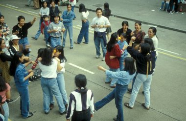 Filipinli çalışan ve göçmen kadınlar, Hong Kong 'un Hong Kong şehrinde kapalı bir yolda Pazar günü buluşuyorlar. Çin, Hong Kong, Ekim 1996