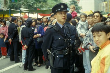 Hong Kong Polisi, Hong Kong 'un Kowloon şehrindeki Tsim Sha Tsui' de iş başında. Çin, Hong Kong, Şubat, 1997