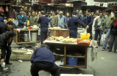 Hong Kong Polisi 'nin Hong Kong' un Kowloon kentindeki Tsim Sha Tsui 'de iş başında olan bir sokak yemeği dükkanına el konuldu. Çin, Hong Kong, Şubat, 1997