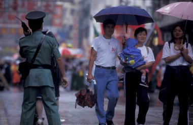 Hong Kong Polisi, Hong Kong 'un Kowloon şehrindeki Tsim Sha Tsui' de iş başında. Çin, Hong Kong, Şubat, 1997