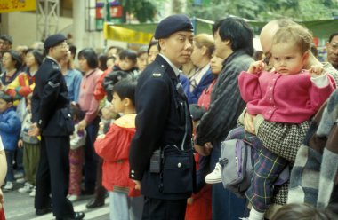 Hong Kong Polisi, Hong Kong 'un Kowloon şehrindeki Tsim Sha Tsui' de iş başında. Çin, Hong Kong, Şubat, 1997
