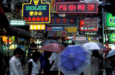 Hong Kong 'un Kowloon şehrindeki eski bir kasabada, alışveriş caddesinde yaşayan insanlar. Çin, Hong Kong, Aralık 1997
