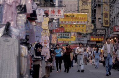 Hong Kong 'un Kowloon şehrindeki eski bir kasabada, alışveriş caddesinde yaşayan insanlar. Çin, Hong Kong, Aralık 1997
