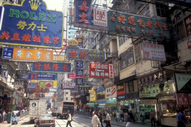 Hong Kong 'daki Kowloon şehrindeki eski bir alışveriş caddesinde yaşayan insanlar. Çin, Hong Kong, Aralık 1997