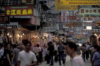 Hong Kong 'daki Kowloon şehrindeki eski bir alışveriş caddesinde yaşayan insanlar. Çin, Hong Kong, Aralık 1997