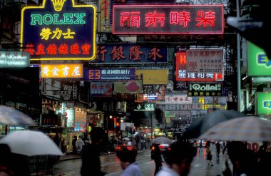 Hong Kong 'daki Kowloon şehrindeki eski bir alışveriş caddesinde yaşayan insanlar. Çin, Hong Kong, Aralık 1997