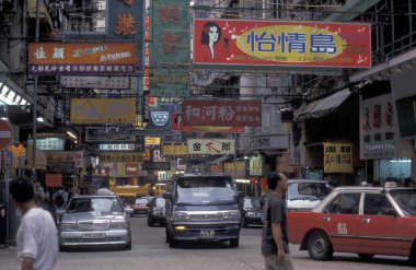 Hong Kong 'daki Kowloon şehrindeki eski bir alışveriş caddesinde yaşayan insanlar. Çin, Hong Kong, Aralık 1997