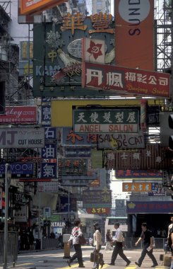 Hong Kong 'daki Kowloon şehrindeki eski bir alışveriş caddesinde yaşayan insanlar. Çin, Hong Kong, Aralık 1997