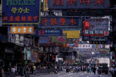 Hong Kong 'daki Kowloon şehrindeki eski bir alışveriş caddesinde yaşayan insanlar. Çin, Hong Kong, Aralık 1997