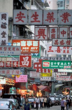 Hong Kong 'daki Kowloon şehrindeki eski bir alışveriş caddesinde yaşayan insanlar. Çin, Hong Kong, Aralık 1997