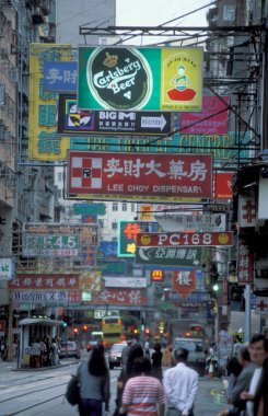 Hong Kong 'daki Kowloon şehrindeki eski bir alışveriş caddesinde yaşayan insanlar. Çin, Hong Kong, Aralık 1997