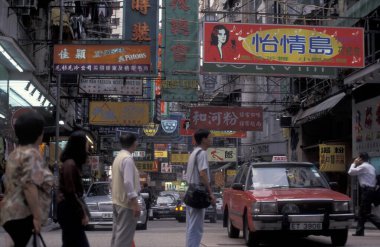 Hong Kong 'daki Kowloon şehrindeki eski bir alışveriş caddesinde yaşayan insanlar. Çin, Hong Kong, Aralık 1997
