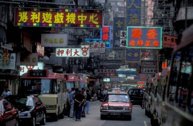 Hong Kong 'daki Kowloon şehrindeki eski bir alışveriş caddesinde yaşayan insanlar. Çin, Hong Kong, Aralık 1997
