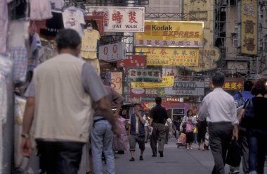 Hong Kong 'daki Kowloon şehrindeki eski bir alışveriş caddesinde yaşayan insanlar. Çin, Hong Kong, Aralık 1997