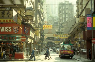 Hong Kong 'daki Kowloon şehrindeki eski bir alışveriş caddesinde yaşayan insanlar. Çin, Hong Kong, Aralık 1997