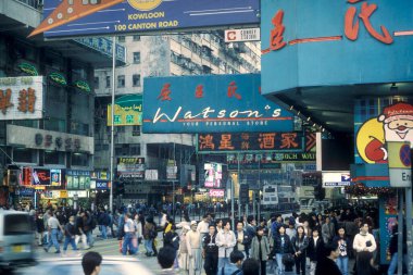 Hong Kong 'daki Kowloon şehrindeki eski bir alışveriş caddesinde yaşayan insanlar. Çin, Hong Kong, Aralık 1997