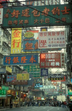 Hong Kong 'daki Kowloon şehrindeki eski bir alışveriş caddesinde yaşayan insanlar. Çin, Hong Kong, Aralık 1997