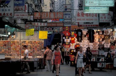 Hong Kong 'daki Kowloon şehrindeki eski bir alışveriş caddesinde yaşayan insanlar. Çin, Hong Kong, Aralık 1997