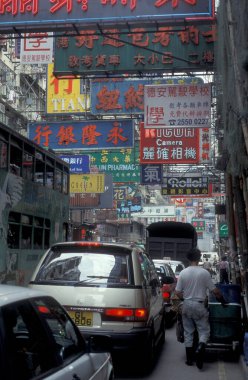 Hong Kong 'daki Kowloon şehrindeki eski bir alışveriş caddesinde yaşayan insanlar. Çin, Hong Kong, Aralık 1997