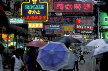 Hong Kong 'daki Kowloon şehrindeki eski bir alışveriş caddesinde yaşayan insanlar. Çin, Hong Kong, Aralık 1997