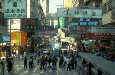 Hong Kong 'daki Kowloon şehrindeki eski bir alışveriş caddesinde yaşayan insanlar. Çin, Hong Kong, Aralık 1997