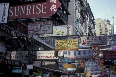 Hong Kong 'daki Kowloon şehrindeki eski bir alışveriş caddesinde yaşayan insanlar. Çin, Hong Kong, Aralık 1997