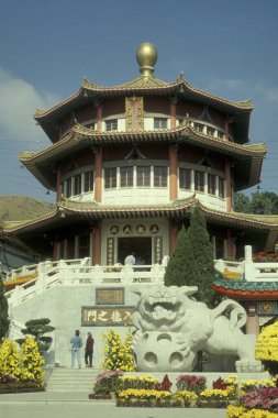 Hong Kong 'daki Hong Kong şehrindeki bir parkta tanımlanamayan ve isimsiz bir Çin tapınağı. Çin, Hong Kong, Mayıs 1997