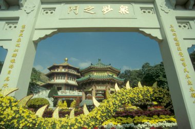 Hong Kong 'daki Hong Kong şehrindeki bir parkta tanımlanamayan ve isimsiz bir Çin tapınağı. Çin, Hong Kong, Mayıs 1997