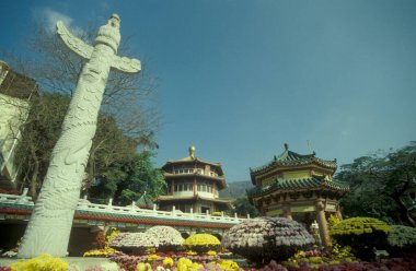 Hong Kong 'daki Hong Kong şehrindeki bir parkta tanımlanamayan ve isimsiz bir Çin tapınağı. Çin, Hong Kong, Mayıs 1997