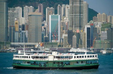 Hong Kong 'un başkenti Hongkong' da Kowloon 'un gözünden Victoria Limanı' na açılan bir feribot. Çin, Hong Kong, Mayıs 1999