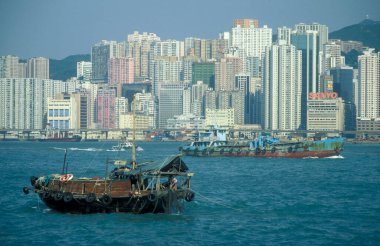 Hong Kong 'un başkenti Hong Kong' da Kowloon 'un gözünden Victoria Limanı' nı gören bir gemi trafiği. Çin, Hong Kong, Mayıs 1999