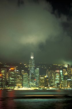  Hong Kong 'un başkenti Hong Kong' da bulunan Kowloon 'un gözünden Victoria Limanı' nı Central Hong Kong 'un Skyline' ı önünde görebiliriz. Çin, Hong Kong, Mayıs 1999