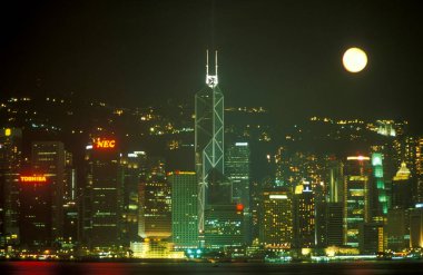 Hong Kong 'un başkenti Hong Kong' da bulunan Kowloon 'un gözünden Victoria Limanı' nı Central Hong Kong 'un Skyline' ı önünde görebiliriz. Çin, Hong Kong, Mayıs 1997