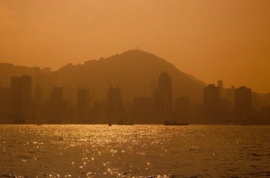  Hong Kong 'un başkenti Hong Kong' da bulunan Kowloon 'un gözünden Victoria Limanı' nı Central Hong Kong 'un Skyline' ı önünde görebiliriz. Çin, Hong Kong, Mayıs 1997