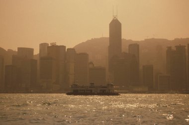 Hong Kong 'un başkenti Hong Kong' da Kowloon 'un gözünden, Central Hongkong' un Skyline 'ının önünde bir yıldız feribotu. Çin, Hong Kong, Mayıs 1999