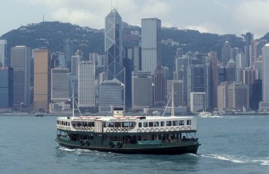 Hong Kong 'un başkenti Hong Kong' da Kowloon 'un gözünden, Central Hongkong' un Skyline 'ının önünde bir yıldız feribotu. Çin, Hong Kong, Mayıs 1999