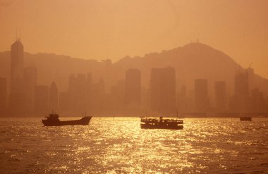 Hong Kong 'un başkenti Hong Kong' da Kowloon 'un gözünden, Central Hongkong' un Skyline 'ının önünde bir yıldız feribotu. Çin, Hong Kong, Mayıs 1999