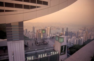 Victoria Limanı manzaralı Peak Tram İstasyonu ve Hong Kong 'un Hong Kong şehrindeki Victoria Tepesi perspektifinden Central Hong Kong' un Skyline 'ı. Çin, Hong Kong, Mayıs 1997