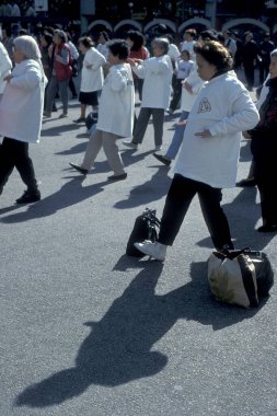 Hong Kong 'da, Hong Kong şehrindeki Central Hong Kong' un Skyline 'ının önünde insanlar egzersiz yapıyor ve Tai Chi yapıyor. Çin, Hong Kong, Mayıs 1997